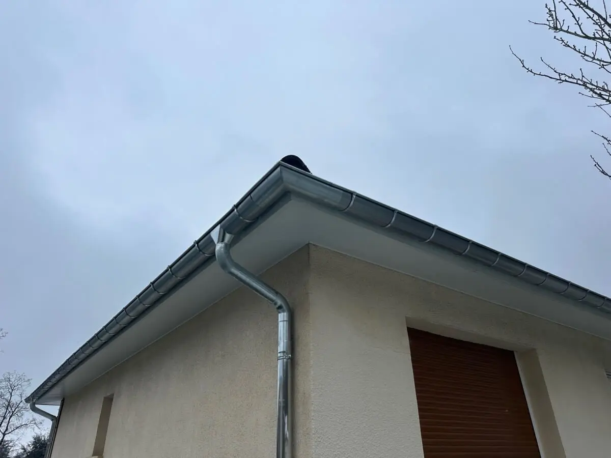 remplacement gouttieres et caisson sous toiture